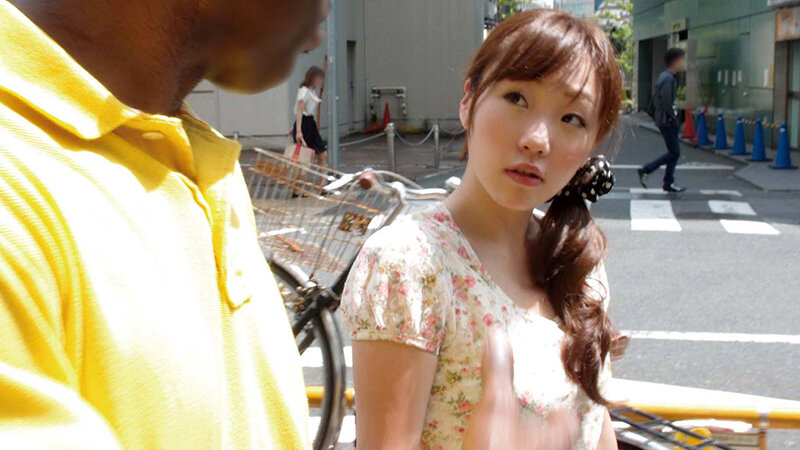 「やっぱり大きいのかな」「ちょっと興味あるかも」黒人にナンパされた熟女さんはデカマラに興味津々 想像以上の巨根を膣奥まで突っ込まれ狂ったようにイキまくる 黒人マラで昇天する素人熟女12人4時間SP3 画像3