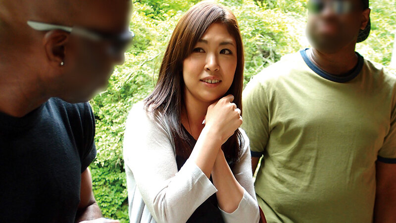 「やっぱり大きいのかな」「ちょっと興味あるかも」黒人にナンパされた熟女さんはデカマラに興味津々 想像以上の巨根を膣奥まで突っ込まれ狂ったようにイキまくる 黒人マラで昇天する素人熟女12人4時間SP4 画像17