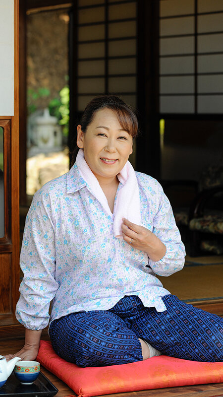 密かに欲求不満を抱えながら悶々と暮らしている 一見真面目な地方のおばさん 12人4時間3 画像1