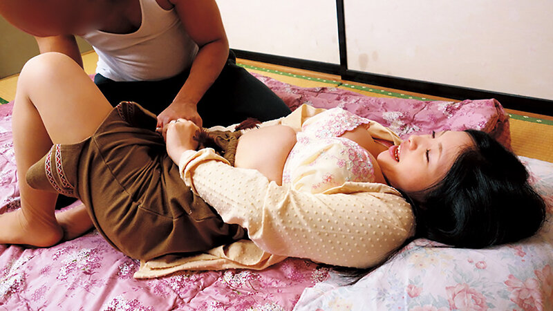 「やっぱり大きいのかな」「ちょっと興味あるかも」黒人にナンパされた熟女さんはデカマラに興味津々 想像以上の巨根を膣奥まで突っ込まれ狂ったようにイキまくる 黒人マラで昇天する素人熟女12人4時間SP6 画像11