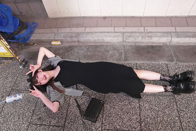 酔い潰れ寝転びギャルをお持ち帰り!@歌舞伎町 イラマ・スパンキング・首絞め へべれけ5P やよい (メスガキ31) 三葉やよい 2枚目