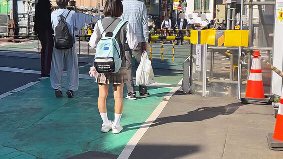 つきまとい ハツラツと遊び回る南国の香りがする小さな手足を元気いっぱい動かしながらパンチラも気にしない、まだちいさいのに化粧を覚えてスカートも短く色づき始め、二つ結びで活発そうにリュックを揺らし、手をつなぎ元気よく歩く少女を何日もつきまとい観察し…Special2 16枚目