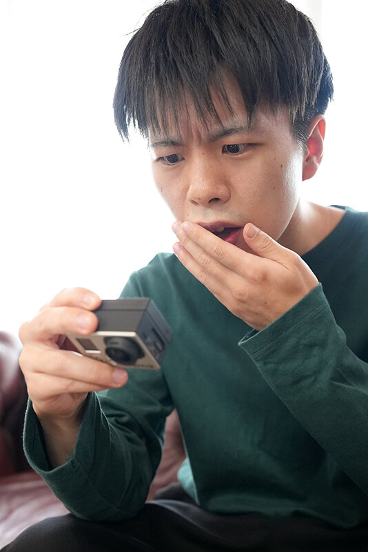 【FANZA限定】妻の様子がおかしい！セックスがやめられない兄と妹 / 瀬名未来 チェキとパンティと生写真付き 画像8