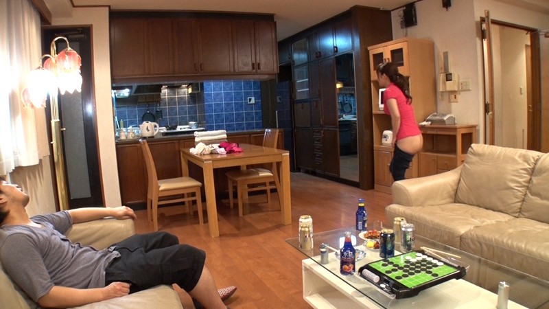 トイレに入ったらペーパーがない！！尻丸出しで出てきた清楚妻の見事な美尻に隣人が我慢できずに即ハメ！旦那とご無沙汰過ぎて腰が砕けるほど激しいピストンでイキまくり！ 17