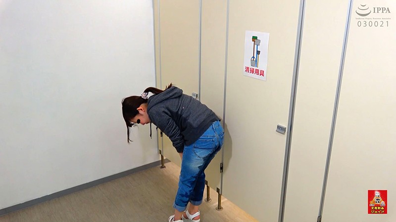 トイレ前行列中 おしっこ漏らし女！ 1.5 〜小便に濡れたジーパン〜