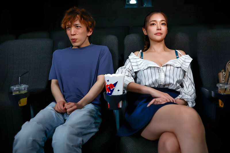 平日の昼間…お客が全く入っていない映画館でサキュバス淑女と2人きり!上映中にもかかわらずボクに近寄ってきて服の上からボクの乳首とチ○ポをいじくり倒し!更には生チンポを取り出して… 橘メアリー 2枚目