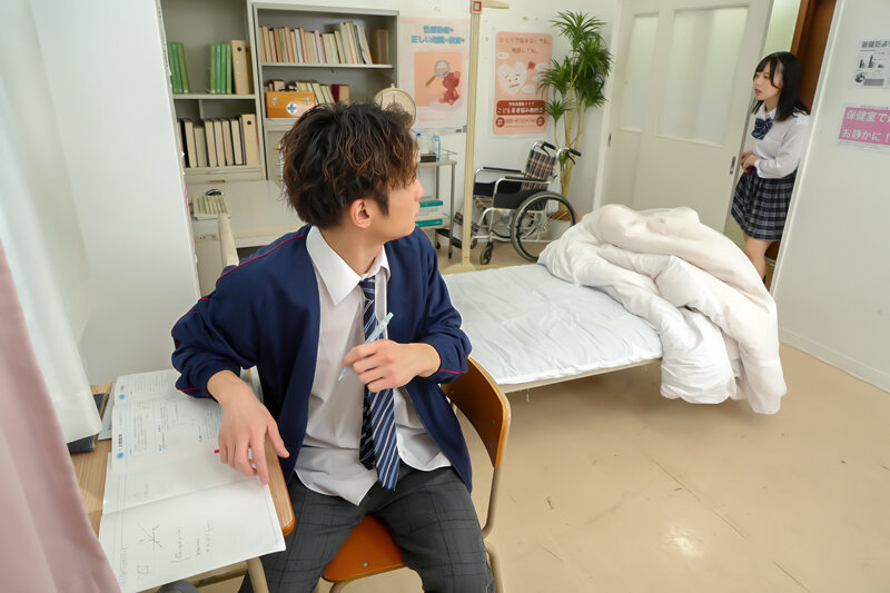保健室登校のボクが保健室で女子と2人きり!保健室のベッドでボクの事など全く気にせず無警戒にパンチラや胸チラする女子。そんなの目の当たりにしたら勉強どころではありません!当然、勃起しちゃいます!勃起してたら女子に気づかれてしまい… 天馬ゆい 2枚目