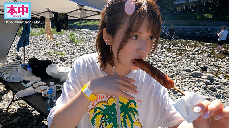 男2女2で職場の後輩たちと一緒に河原BBQに行く予定が、前日ドタキャンされて、バイトの女の子と二人で行くことに 一度やったら火がつきすぎちゃって、朝まで延長お泊り・夜●い・すっぴんめちゃくちゃ中出ししまくった。 川遊びしてびしょびしょになって、休憩… 優梨まいな 2