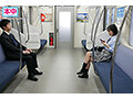 金曜日の最終電車で疲れ切ったサラリーマンの俺をパンチラ太腿で小悪魔誘惑してくるJ系が2人きりの車両でこっそり中出しさせてくれた。 ひなたなつ - サンプル 1