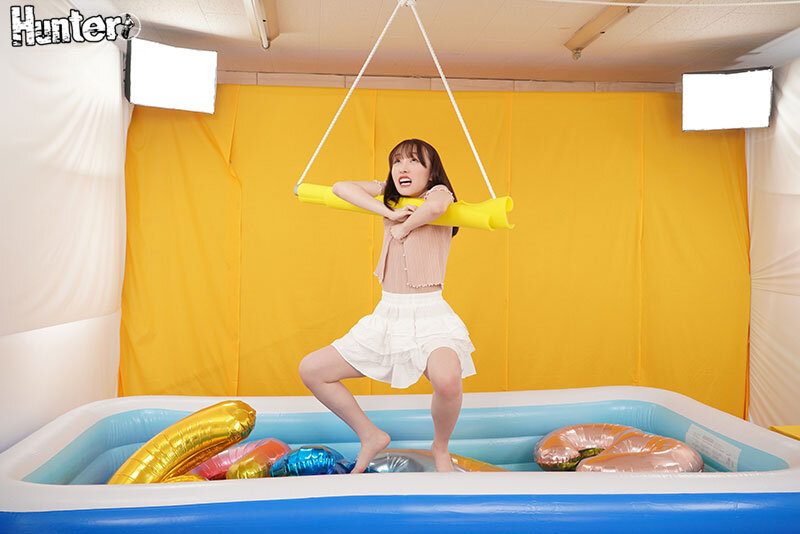 彼氏の目の前で!羞恥ガニ股クレーンゲーム! 豪華景品目指して成功しなければ即エロ罰ゲームで中出しヤリ放題! 画像6