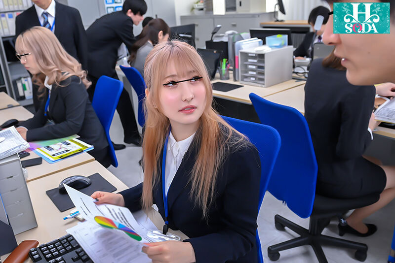 学生が体験入社。淫ターンシップ 耳元でエロい事囁かれるとか、お尻に軽くタッチされるとか、どさくさに紛れてオッパイ揉まれるとか…、普通だよ?これが社会っていうやつだから。就職したら、当然のように毎日セクハラされるからね、慣れとこうね今のうちに…。 4枚目