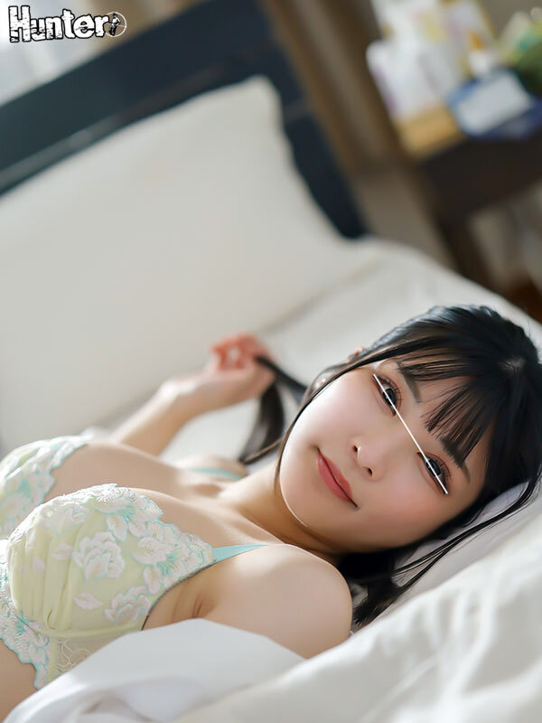 酔い潰れたボクが目を覚ましたら可愛い巨乳後輩女子社員の部屋。妻からの電話に嘘をつき慌てて帰ろうとするが酔って動けないボク。そんなボクを見た後輩は胸チラやパンチラを見せつけてきた。「ヤバい…帰らなきゃいけないのに…」葛藤しているボクに追撃生挿入! 画像5
