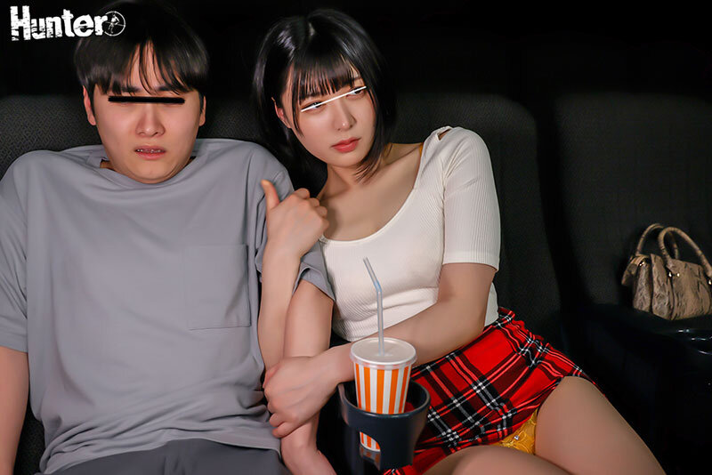 平日昼間の映画館で客はボクと痴女だけ…。あんなに観たかった映画なのに…ずっと服の上からボクの乳首とチ〇ポをいじくり倒してくる痴女のせいで全く集中できません! 4枚目