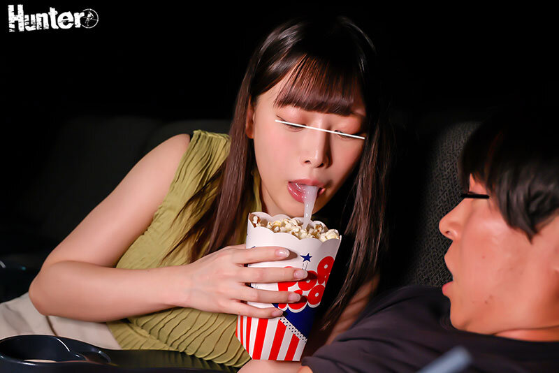 平日昼間の映画館で客はボクと痴女だけ…。あんなに観たかった映画なのに…ずっと服の上からボクの乳首とチ〇ポをいじくり倒してくる痴女のせいで全く集中できません! 9枚目