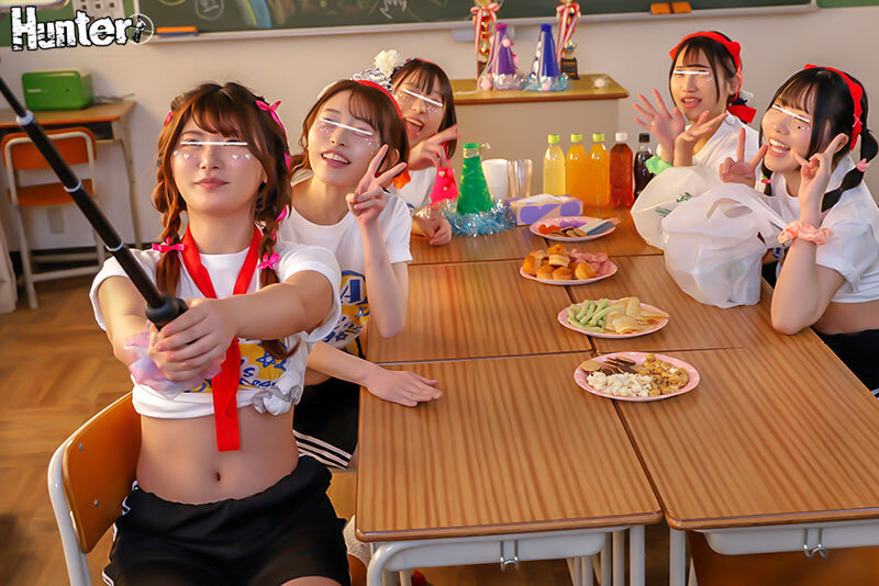 体育祭のあとで開放的になったクラスのエロ可愛い一軍女子たちと青春ハーレム乱交!普段は絶対に交わることのない男女が浮かれ気分でコンドームも付けずに中出し放題! 画像2