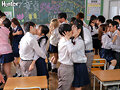 この学校だけの伝統行事！それは童貞処女卒業式！生徒はSEX未経験のまま進学、就職できません！さらに性教育の一環として経験者にも先生がSEXを指導！？ついに卒業式が始まると、教室内は男子女子が絡み合う熱狂の渦！汗と精液が飛び散りながら生徒たちは… - 4