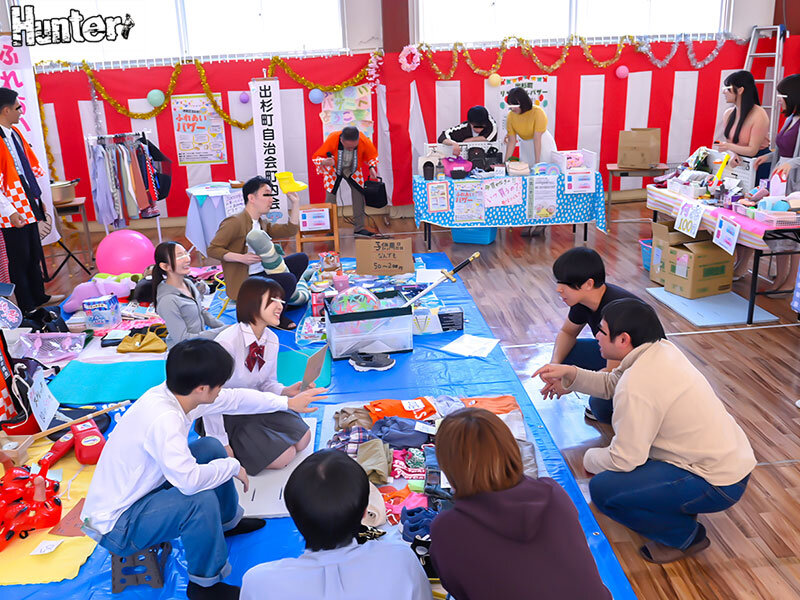だれとでも定額挿れ放題!挿れ放題ニュータウン 町ごと全部挿れ放題SP編 月々定額自治会費さえ支払えば町内のあらゆる場所(コンビニ、飲食店、バザー会場、スポーツジム…等)人妻やら学生やら誰にでも挿れ放題! 2枚目