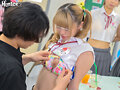「超新鮮！もぎたて女子○生はいかが？」学園祭の模擬店で女子○生と相席出来るフルーツパーラーがオープン！たわわに実ったピチピチ女子○生がお客の膝の上に乗ってくれる相席システム！制服のあちこちにジッパーが付けられ自由に開け閉めOK！手を入れたり…触ったり… サンプル画像5