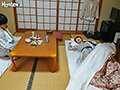 朝起きたら部屋に浴衣がはだけた女上司！しかもいつも横柄で説教ばかりなのになぜか甘えてきて…。出張先の宿が女上司と相部屋に！この日も説教ばかりされたボクは酒を飲みまくって泥●！そして朝起きると…隣には浴衣から胸やお尻がポロリした女上司！？ - サンプル 4