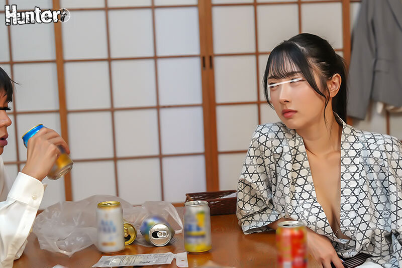 朝起きたら部屋に浴衣がはだけた女上司！しかもいつも横柄で説教ばかりなのになぜか甘えてきて…。出張先の宿が女上司と相部屋に！この日も説教ばかりされたボクは酒を飲みまくって泥●！そして朝起きると…隣には浴衣から胸やお尻がポロリした女上司！？ 画像3