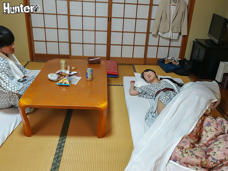朝起きたら部屋に浴衣がはだけた女上司！しかもいつも横柄で説教ばかりなのになぜか甘えてきて…。出張先の宿が女上司と相部屋に！この日も説教ばかりされたボクは酒を飲みまくって泥●！そして朝起きると…隣には浴衣から胸やお尻がポロリした女上司！？ 画像4
