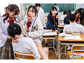 『授業中にどこまでエッチな事できるか勝負しよ』超エッチな小悪魔ヤリマン女子たちが、呑気なおじいちゃん先生の授業だからヤリタイ放題！「何をやってもバレないよ！」と言って授業中にお昼ご飯をかけたエッチなチキンレースを開催！ - サンプル 7