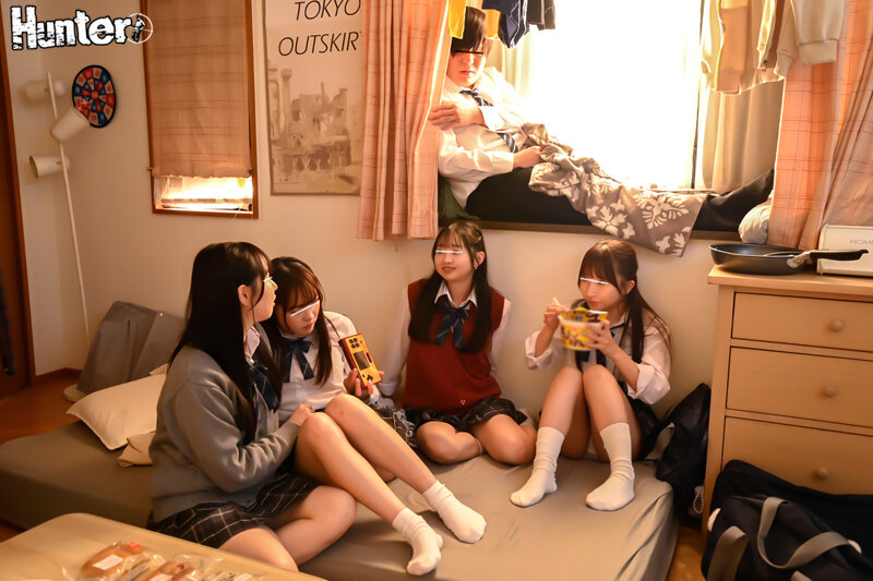 「泊めてもらっているから…いつでも抜いてあげる！ヤリタイ時は言ってね」家出少女を救ったら寂しい一人暮らしが毎日ピンク色の中出しセックス生活に！ある1人の家出少女を助けたら…女友達が次々とおしかけてきて、六畳半のアパートを4人の女子に占拠された！... シーン2