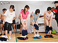 村の学校の陸上部女子部員がハメられまくる性強化合宿で中出し大乱交！都会の大会に出場する陸上部が泊まり込みで強化合宿！真の目的は村の大人たちの性欲処理！ありえないセクハラ指導に従う女子部員。極めつけはゴムを付けての性行為指導！快感を覚えた女子は… - サンプル 3