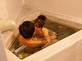1ヶ月間禁欲し彼女のいない数日間に彼女の先輩と気が狂うくらいハメまくった記録動画 朝から晩まで8回性交！ 岬ななみ - サンプル画像