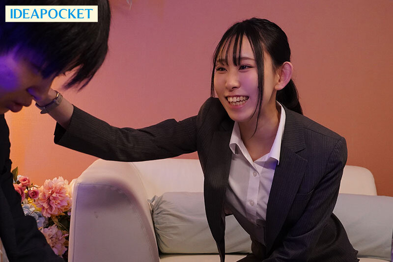 出張先が記録的豪雨で妹みたいな先輩と突然相部屋に… 童貞の僕に悪ふざけ誘惑してくる女上司の意外すぎるスリム巨乳に我慢できず朝まで何度もSEXしまくった 月城りり香 2枚目