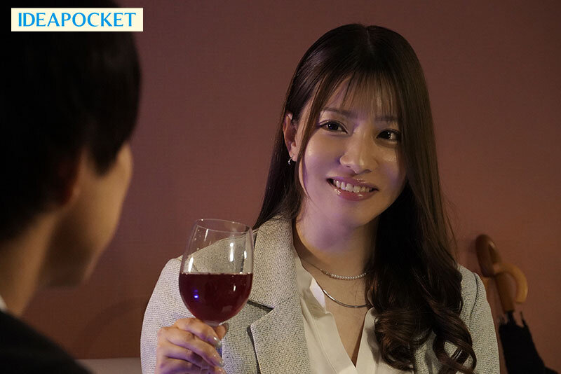 出張先で高嶺の花の女社長と相部屋に… 圧倒的美巨乳にフル勃起した童貞の僕を受け入れてくれた優しさに甘えて朝まで暴走むしゃぶりつき性交 ひなの花音 画像2