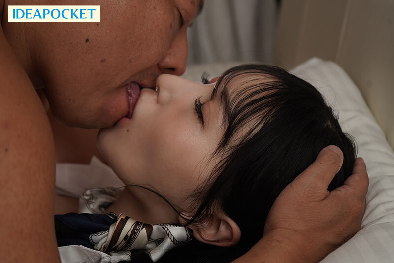 フライト後の滞在先で変態脚フェチ機長と汗だくベロキス性交に溺れる美脚パンストCA 藤咲まい 画像3