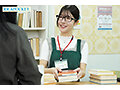 おっとり無口な地味司書さんの裏の顔は脱いだらスリム巨乳のむっつり淫乱痴女 坂井美桜 - サンプル 12