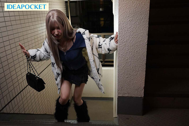 自宅の前で酔い潰れていたギャルを介抱したら恩返しの絶対中出し騎乗位がエロ気持ち良すぎて横転 合計12発 イってもイっても許されない暴走ギャルに朝までヤラれまくり 桜空もも 1枚目