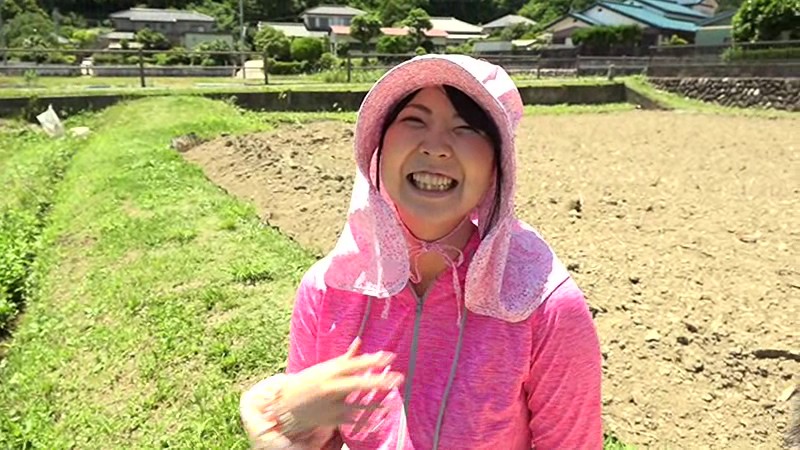 サンプル-常陸太田で田植えをするお母さん おらの田んぼにも太い苗を挿れて欲しいっぺよ 有宮まこと