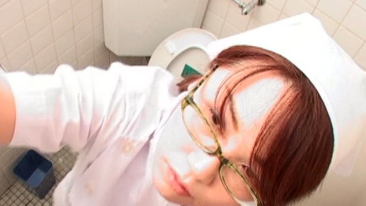 給食センターで働くおばさんのトイレ盗撮 尿検査採取映像 15