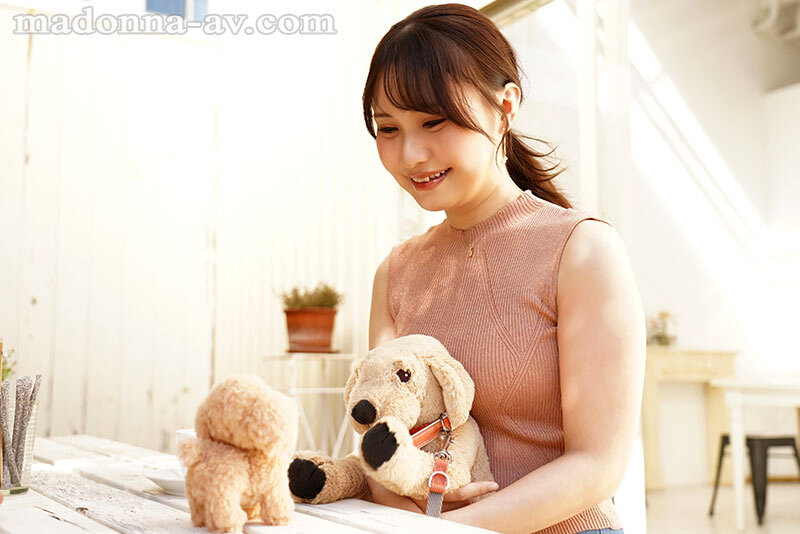 ペットの散歩中、絶対に1 回はナンパされる自然体で色気を振りまく人妻 新人 稲富詩音 35歳 AVデビュー サンプル