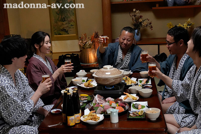 中途の人妻社員が肉便器と化すまで、部署全員で輪●し続ける温泉旅行。 宮下華奈 画像1