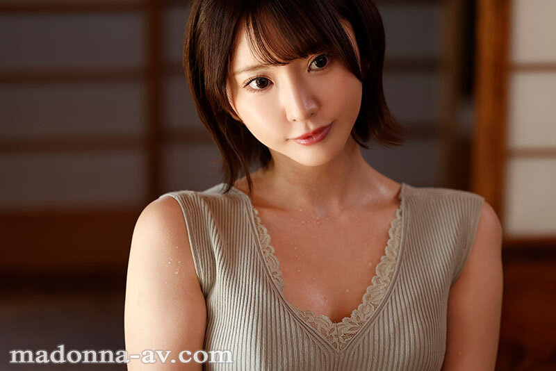 汗ほとばしる人妻の圧倒的な腰振りで、僕は一度も腰を動かさずに中出ししてしまった。 新妻ゆうか 1枚目