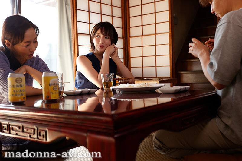 汗ほとばしる人妻の圧倒的な腰振りで、僕は一度も腰を動かさずに中出ししてしまった。 新妻ゆうか 2枚目