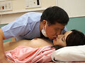 産婦人科どすけべ診察 検診で来院した美人妻のお股をぬぷぬぷ診療しまくる悪徳エロ産婦人科医 05 紗々原ゆり - サンプル 15