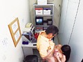 都内某コンビニエンスストア店長撮影 万引きしたOLに肉体的制裁を加える映像 「会社の方に知られたくなかったら…わかるよねぇ？」 抵抗虚しく強●中出しされてしまう美人OLたち 4 - FANZA版サンプル画像