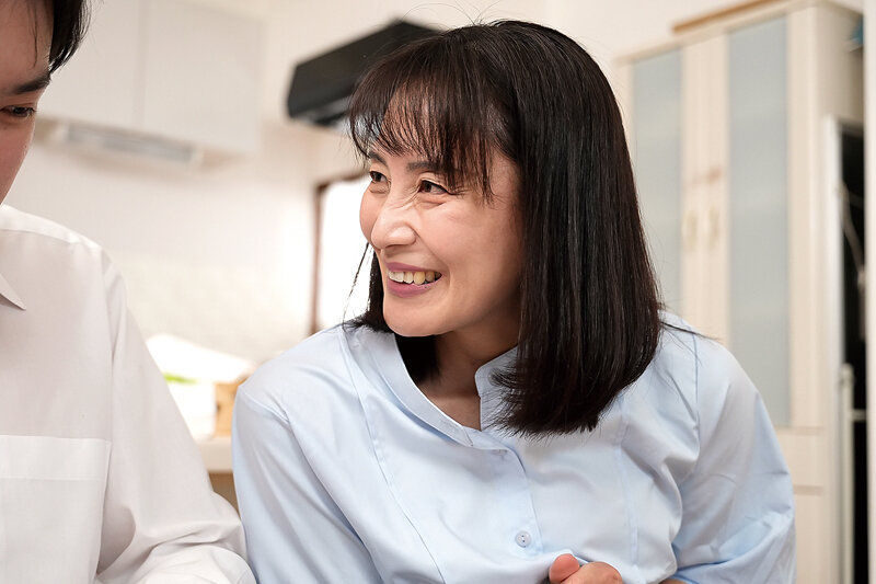 優しくてキレイなお義母さんに恋をしてしまった僕 平岡里枝子 4枚目