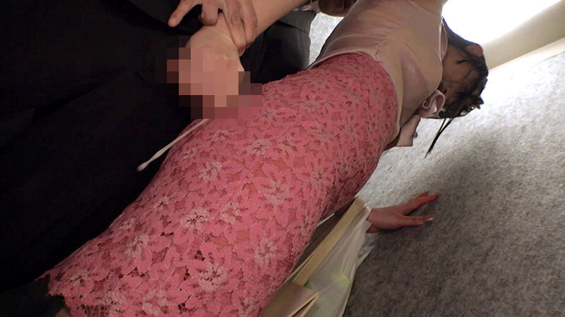 オフィス痴●で感じちゃう…敏感OLは職場の男達に1日中触られ放題のいつでもOKドスケベ娘【痴感オフィスレディ・静河さん21歳の場合】 8枚目