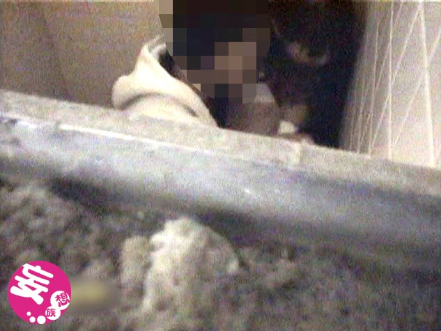 ［個人投稿］［極秘買取］本物女子○生を公園のトイレで強●する一部始終を撮影した映像を入手発売！ - Image 1