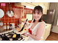 【VR】僕のお弁当を毎日作ってくれる世話焼き彼女 裸エプロンからはみ出す乳首がかわいくて料理中なのにおっぱじまっちゃった付き合いたての大学生の巨乳彼女と同棲性活 小鈴みかん 画像5