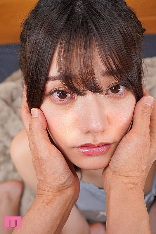 【VR】【ベロキス顔面特化VR】久しぶりに会った従姉妹の玲奈ちゃんがビビるほど大人っぽく綺麗で圧倒されたが、 お酒が入ったらまさかのキス魔。バグった距離感で僕を襲い最高顔面ビジュに見つめられながらイカされた幸せ射精! 宮下玲奈 13枚目