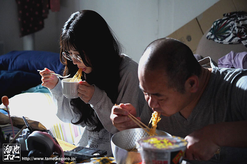 ゴミ部屋に住む俺（独身中年）が、隣に住む引きこもりゲーマー腐女子（アラサー）とSEXする話。 藍芽みずき サンプル画像