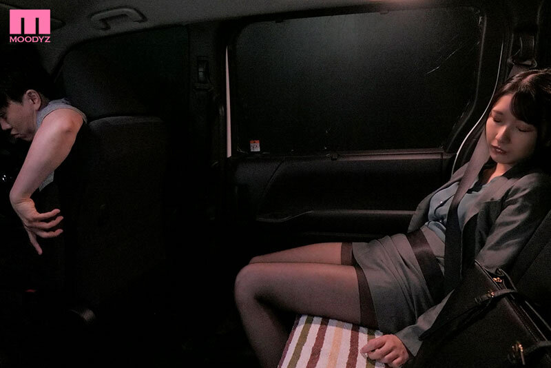 個人タクシーNTR 飲み帰りに泥●した彼女を乗せた車はホテル街へと消えていきました…。 宮西ひかる 画像1