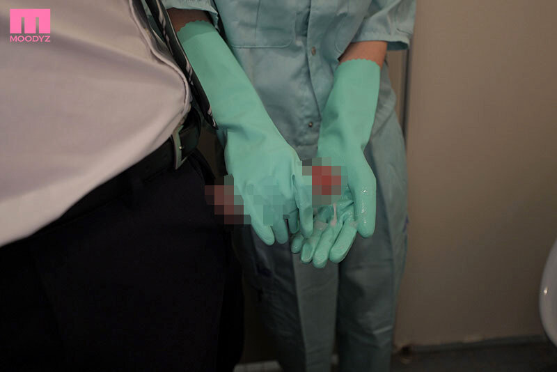 地味なオフィス清掃員を冗談半分でデカチン挑発！「私なんかにやめて…」と言いつつ結局勤務中自らおま○こくぱぁしてズボズボ中出しを受け入れる隠れエロボディ欲求不満妻 天宮花南